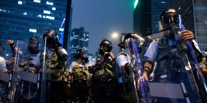 Hongkonger Polizisten mit Schutzschildern