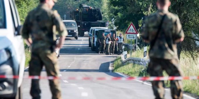Zwei Soldaten stehen an einer Strassensperre nahe eines Waldgebietes bei Nossentin, wo einer der beiden verunglückten Eurofighter abgestürzt ist. Eurofighter-Absturz