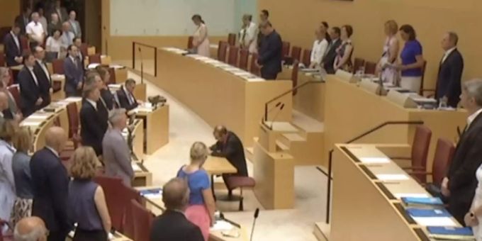 AfD-Politiker Ralph Müller bleibt während der Schweigeminute für den ermordeten Walter Lübcke sitzen. Schweigeminute Lübcke AfDler