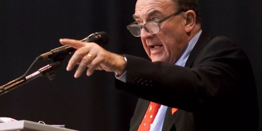 Auktionator Pierre Koller (1924-2019) bei einer Versteigerung von 400 Bankobjekten im Jahr 2001 in Zürich. (Archivbild)