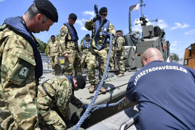 Ungarische und südkoreanische Einsatzkräfte versuchen in das gesunkene Boot vorzudringen. Donau Drama Budapest