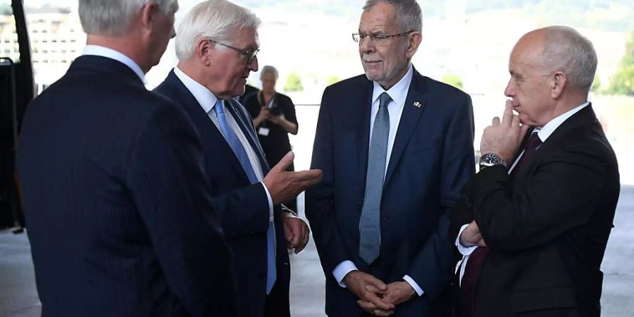 Bundespräsident Ueli Maurer (rechts) in Linz im Gespräch mit seinem deutschen Amtskollegen Frank-Walter Steinmeier (2. von links), sowie dem österreichischen Gastgeber, Bundespräsident Alexander Van der Bellen (2. von rechts) und dem König der Belgier, Philippe (links).