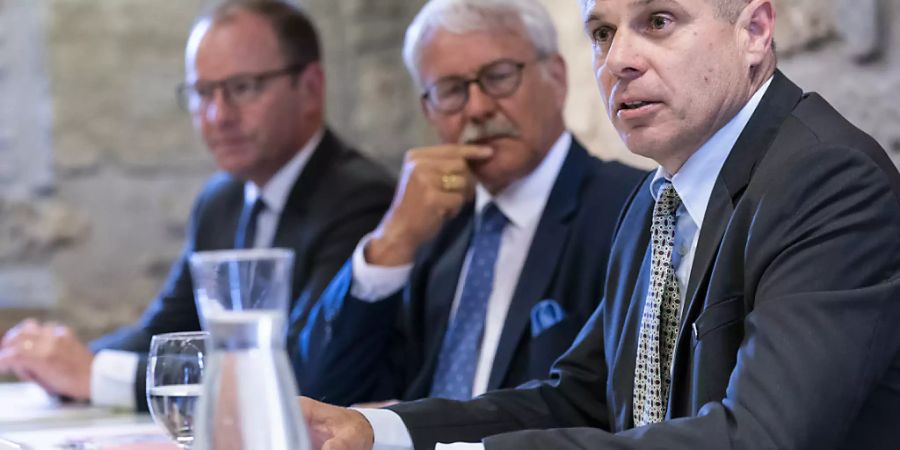 Serge Dal Busco, Vizepräsident des Genfer Staatsrats, der Freiburger Ständerat Beat Vonlanthen sowie der Berner Regierungspräsident Christoph Ammann (v.l.) bei der Vorstellung der gemeinsamen Forderungen in Bern.
