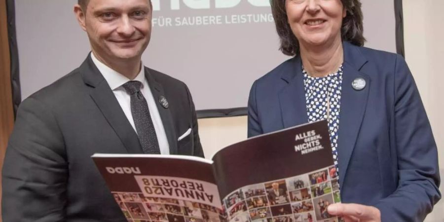 Lars Mortsiefer und Andrea Gotzmann bei der Jahres-Pressekonferenz der NADA in Berlin. Foto: Jörg Carstensen