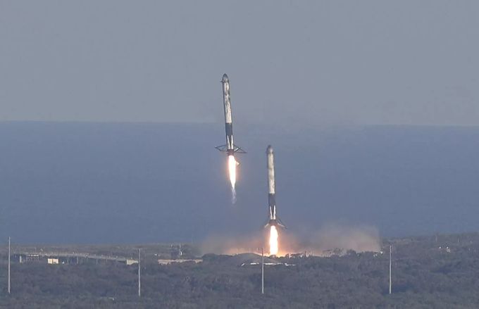 Zwei Raketen von SpaceX in Cape Canaveral (USA). SpaceX