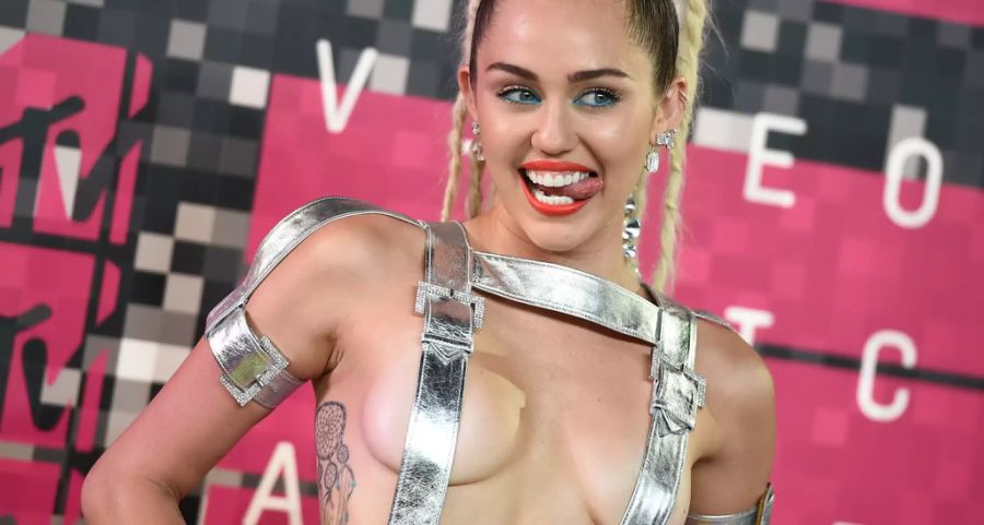 Miley Cyrus liebt ihre Brüste.