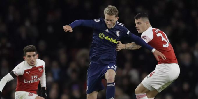 André Schürrle spielte letzte Saison für Fulham (hier im Londoner Derby gegen Arsenals Granit Xhaka) André Schürrle spielte letzte Saison für Fulham (hier im Londoner Derby gegen Arsenals Granit Xhaka)