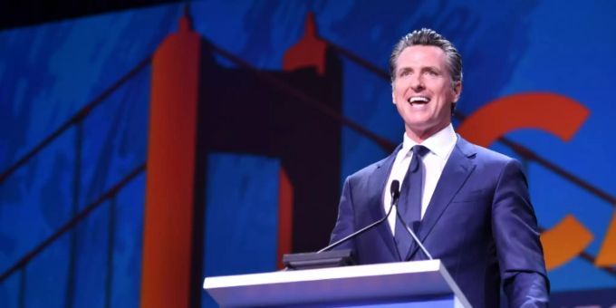 Derzeit ist Gavin Newsom der Gouverneur von Kalifornien. Gavin Newsom