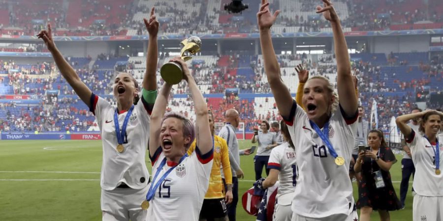 Die Amerikanerinnen um Megan Rapinoe (15), Allie Long (20) und Alex Morgan (links) gewannen in diesem Sommer die vorerst letzte WM mit 24 Mannschaften