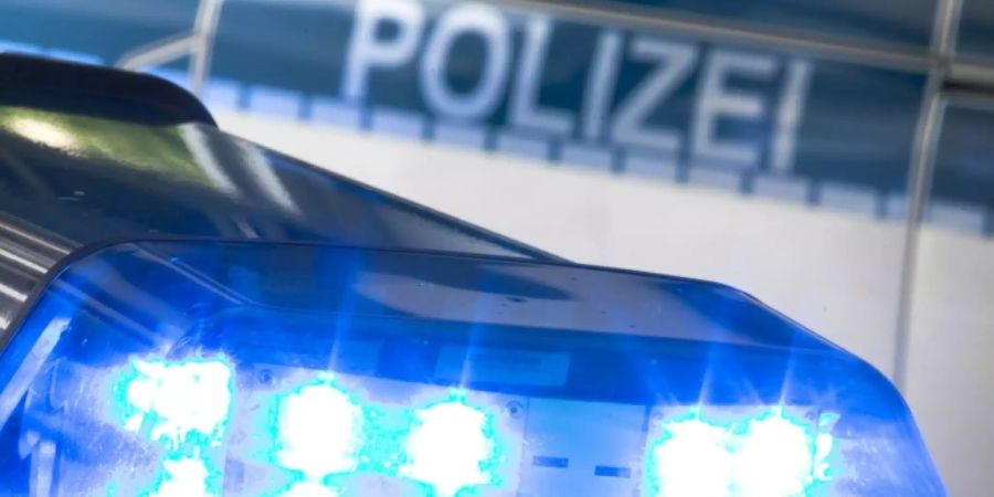 Ein Blaulicht auf dem Dach eines Polizeiwagens