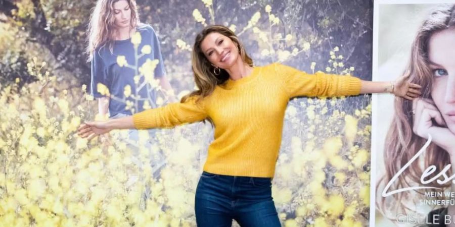Gisele Bündchen stellt ihr Buch «Lessons: Mein Weg zu einem sinnerfüllten Leben» in Hamburg vor. Foto: Christian Charisius