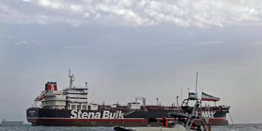 Ein Schnellboot der iranischen Revolutionsgarde fährt in Sichtweite des festgesetzten britischen Öltankers «Stena Impero». Foto: Hasan Shirvani/Mizan News Agency