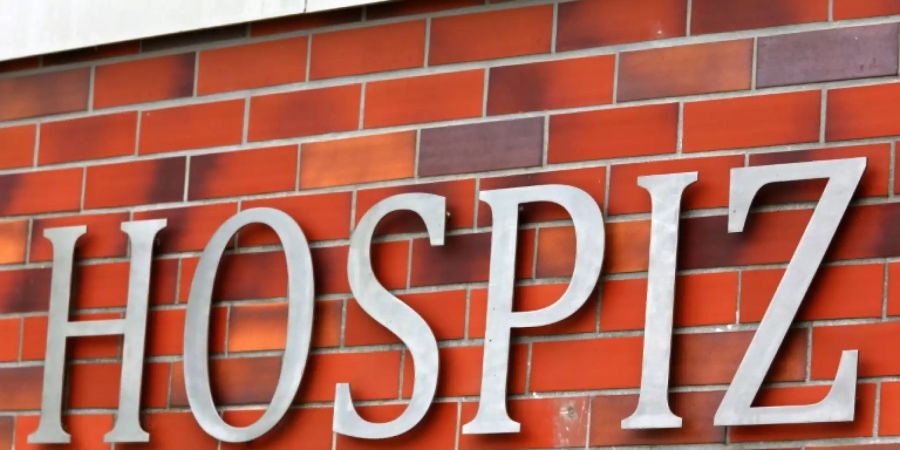 Schriftzug Hospiz an einer Klinik in Rostock