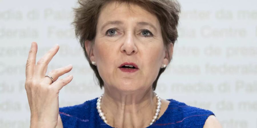 Umweltministerin Simonetta Sommaruga präsentiert das Klimapaket, das der Bundesrat der Verwaltung verordnet. Die Bundesangestellten sollen weniger fliegen - und wenn, dann Economy statt Business.