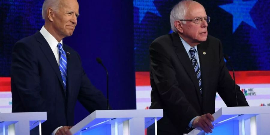 Biden (links) und Sanders