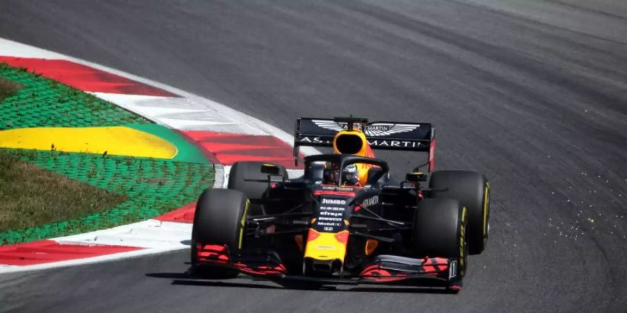 Max Verstappen rast beim Training mit seinem RB 19 über den Kurs von Spielberg. Foto: Photo4/Lapresse/Lapresse via ZUMA Press