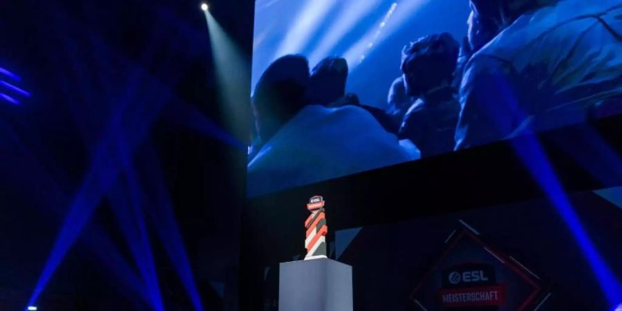 Der Pokal der ESL Frühlingsmeisterschaft. Foto: Stephanie Lieske/ESL