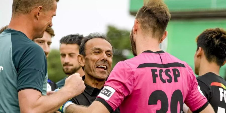 St. Paulis Trainer Jos Luhukay (M) gratuliert seinem Torwart Robin Himmelmann. Foto: Axel Heimken