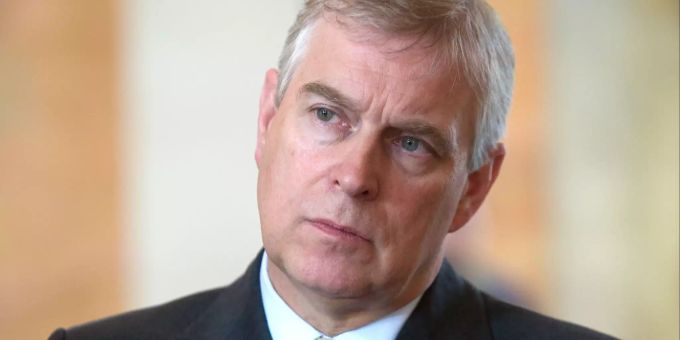 Prinz Andrew steht das Wasser bis zum Hals. Prinz Andrew jeffrey epstein
