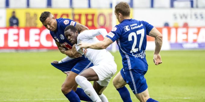 Luzerns Lucas Alves, Zuerichs Assan Ceesay und Luzerns Christian Schwegler, von links, im Fussball Meisterschaftsspiel der Super League zwischen dem FC Luzern und dem FC Zuerich in der Swissporarena in Luzern, am Sonntag, 28. Juli 2019. FCZ Luzern