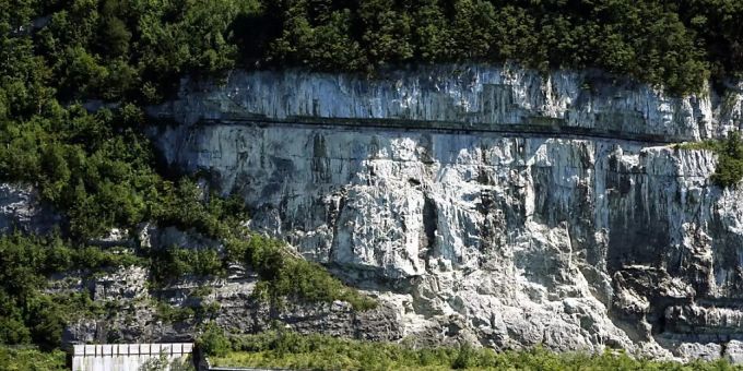 Die Axenstrasse bleibt wegen Felssturzgefahr gesperrt. (Archivbild) Axenstrasse