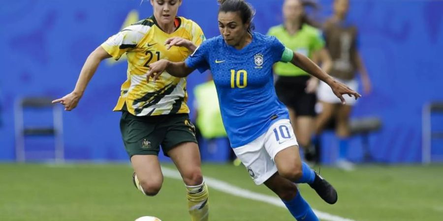 Brasiliens Marta (r) erwies sich nach dem Spiel gegen Australien als schlechte Verliererin. Foto: Claude Paris/AP