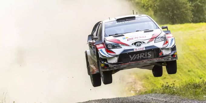 Ein Rallye-Auto springt in die Luft während eines Rennens. (Symbolbild) Rallye