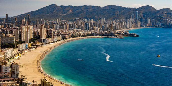 Die spanische Stadt Benidorm nimmt auf der Liste der Lebensmittelvergiftungs-Hotspots den 10. Platz ein. Benidorm Spanien Touristenort