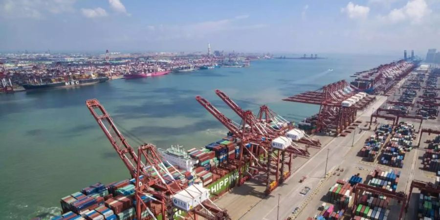 Ein Containerschiff liegt in einem Hafen in Qingdao in der ostchinesischen Provinz Shandong. Foto: Uncredited/CHINATOPIX/AP