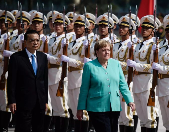 Angela Merkel wird in China mit militärischen Ehren empfangen. Eklat Merkel
