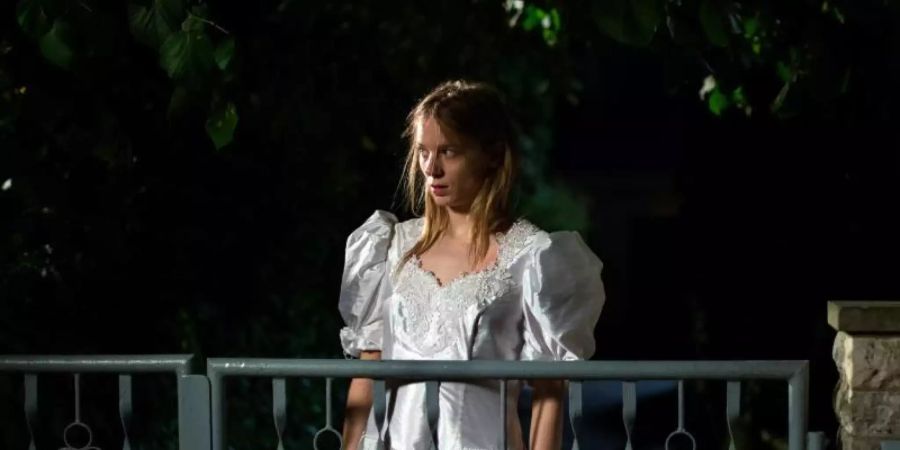 Ginnie (Lilith Stangenberg) ist geistig behindert und soll ins Heim kommen. Foto: Nadja Klier/Farbfilm