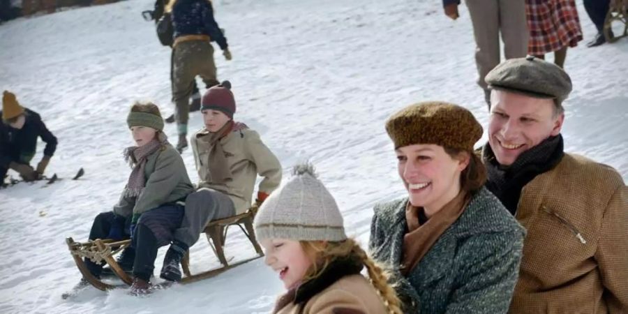 Antonia Berger (Alexandra Maria Lara, M) versucht, mit Tochter Lydia (Carlotta von Falkenhayn, l) und Konrad Zeidler (Robert Stadlober) den tristen Alltag in der DDR für kurze Zeit zu vergessen. Foto: -/Neue Visionen Filmverleih