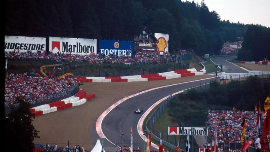 1997: Die Formel 1 rauscht durch Eau Rouge, links in Raidillon lauert ein Kiesbett, rechts eine Leitplanke. Am Kurvenausgang erneut ein Kiesbett.