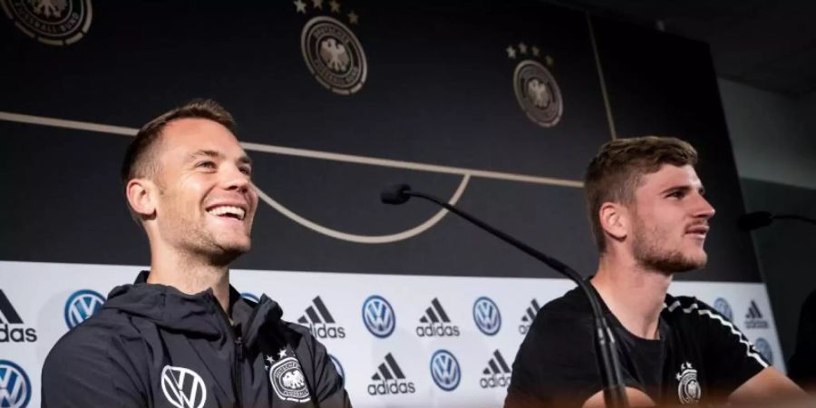 DFB-Stürmer Timo Werner (r) und Torwart Manuel Neuer (l) bei der Pressekonferenz in Hamburg. Foto: Christian Charisius