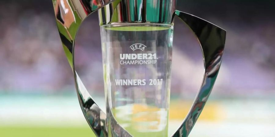 Der Pokal des Europameisters der U21-Fussball-Nationalmannschaften. Foto: Friso Gentsch