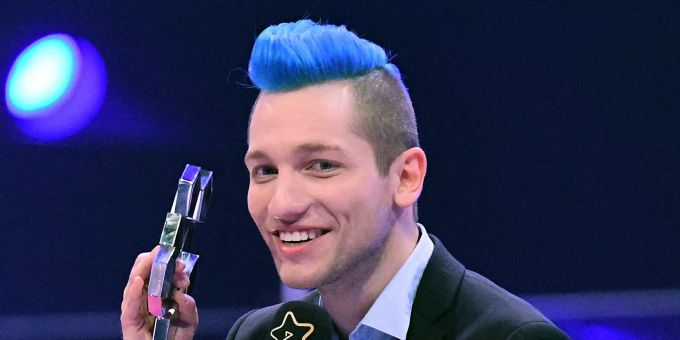 Youtuber Rezo, dessen Video «Die Zerstörung der CDU» grosses Echo ausgelöst hat, hält bei der Verleihung des 7. Webvideopreises den Preis in der Kategorie «Music» in der Hand. Youtuber Rezo