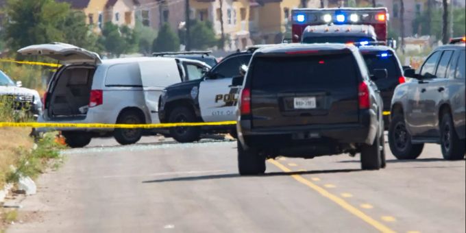 Fahrzeuge der Polizei von Odessa und Midland stehen neben einem weissen Van (l) hinter einer Polizeiabsperrung in der Nähe eines Kinos. Durch Schüsse im US-Bundesstaat Texas sind mindestens fünf Menschen getötet und 21 weitere verletzt worden. Der mutmassliche Schütze wurde auf dem Parkplatz eines grossen Kinos im Ort Odessa erschossen, wie die örtliche Polizei am Samstagabend (Ortszeit) bei einer Pressekonferenz erklärte. texas
