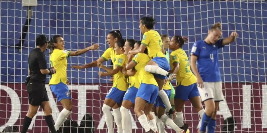 Brasiliens Marta (l) wird von ihren Teamkolleginnen für ihr Tor gegen Italien gefeiert. Foto: Francisco Seco/AP