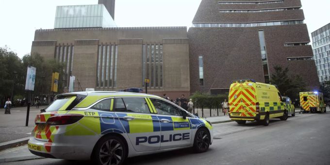 Am Sonntag, 4. August, soll ein Jugendlicher einen Buben aus dem zehnten Stock der Tate Modern gestossen haben. (Yui Mok/PA via AP) Britain Tate