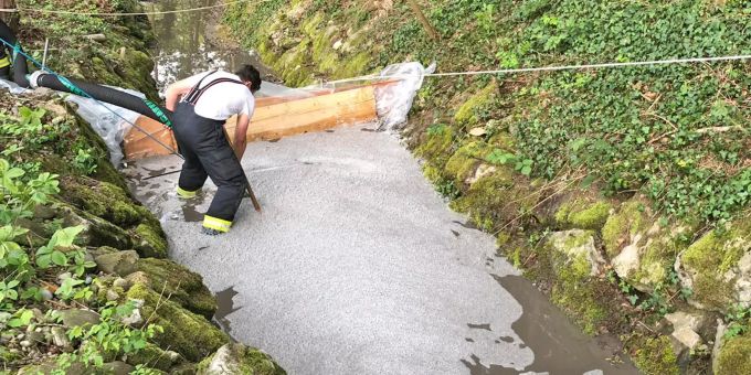 Die Feuerwehr Bischofszell musste Bachsperren aufbauen.