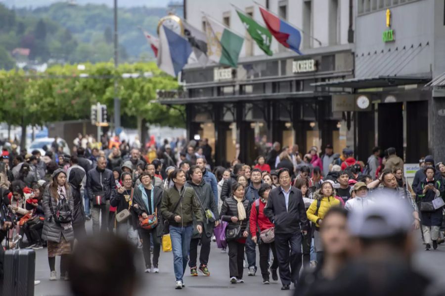 Die Stadt Luzern ist sich grosse Reisegruppen gewohnt. Doch diese fiel auch in der Touristen-Stadt deutlich ins Gewicht.