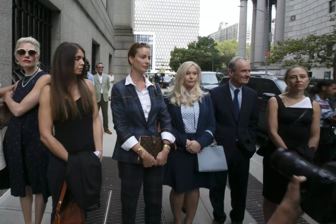 David Boies, Rechtsanwalt aus den USA, geht mit mutmasslichen Opfern Epsteins, darunter Virginia Roberts Giuffre (4.v.l), zu einer Anhörung im Gericht. Epstein