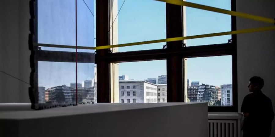 Ein Werk des Künstlers Jose Davila in der Ausstellung «Durch Mauern gehen». Foto: Britta Pedersen