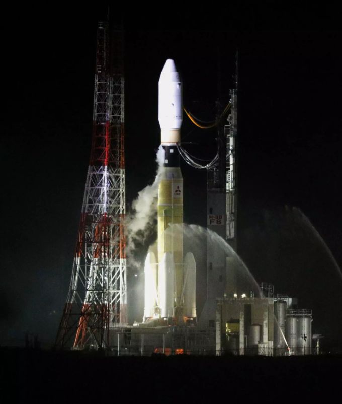 In den frühen Morgenstunden mussten Feuerwehrleute einen Brand in der Nähe der Raketenabschussrampe bekämpfen. rakete brand