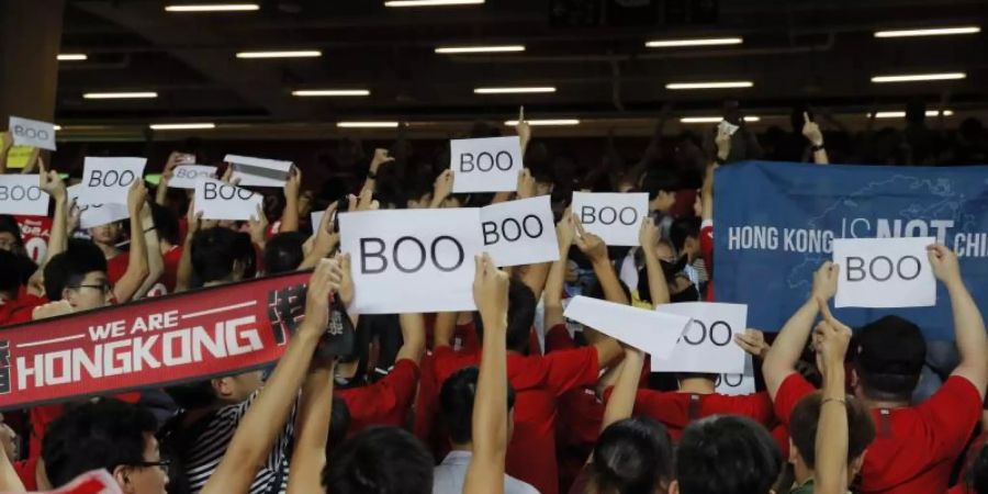 Hongkonger Fussballfans protestieren beim Abspielen der chinesischen Nationalhymne. Foto: Kin Cheung/AP