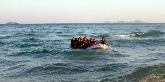 Migranten steuern in einem Schlauchboot auf die griechische Insel Kos zu. Foto: Santi Palacios/Archiv migranten