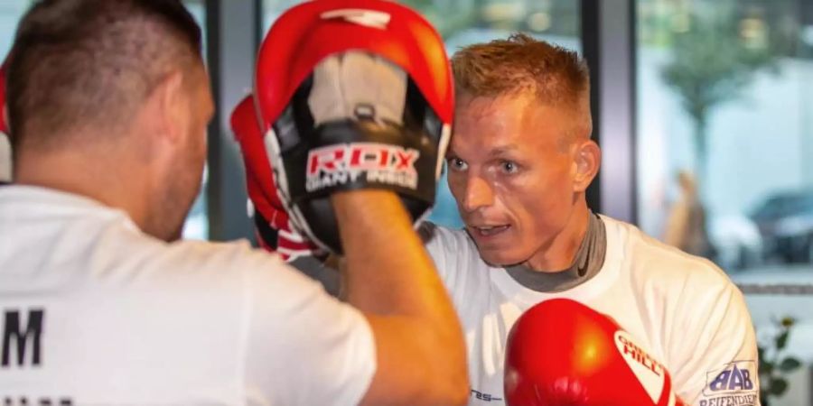 Boxer Rico Müller trainiert im Ring mit seinem Coach Michel Trabant. Foto: Andreas Gora
