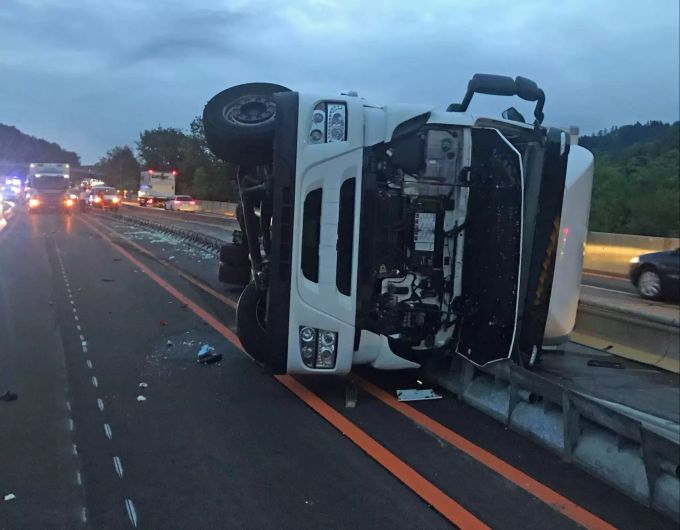 Der Sachschaden auf der Autobahn 2 dürfte mehrere hundertausend Franken betragen. Unfall A2 Lastwagen