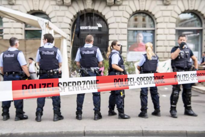 Polizisten sperren den Eingang der Schweizer Bank Credit Suisse ab. Schweiz Demonstration Klimaschutz