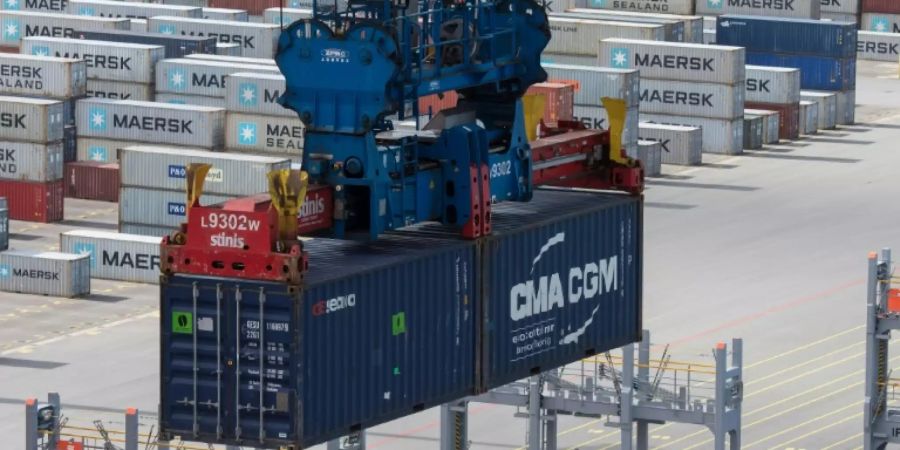 Containerverladung in Wilhelmshaven